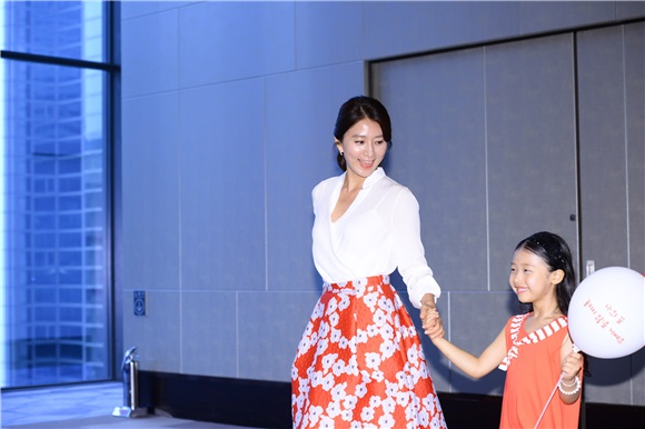 金喜爱、女团少女时代成员Sunny、歌手尹钟信及儿子尹拉益等出席某品牌活动