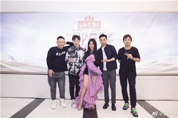 (图为与袁娅维一起参加《歌手当打之年》录制)