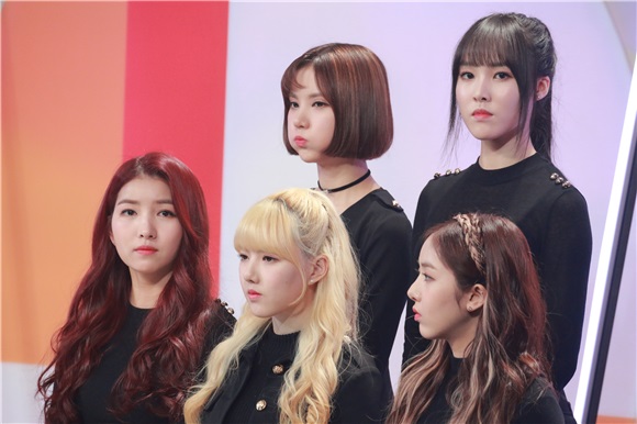 女团gugudan、GFriend出演了SBS音乐节目《THE SHOW》