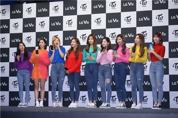 TWICE��ϯijƷ�Ʒ�˿ǩ����