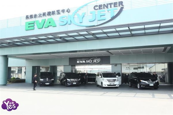 〈Yes 台北现场〉水果姐墨镜帽T低调抵台 明日将登场小巨蛋开唱