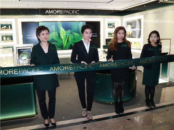 锺楚红出席时代广场AMOREPACIFIC概念店开幕活动