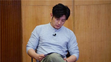 高晓攀专心研究相声剧本