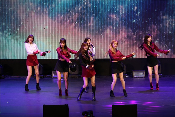 韩国女团APINK开演唱会