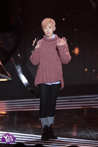 韩国Kriesha Chu、VOISPER、TRCNG、MXM等歌手在首尔SBS电视台参加了SBS MTV《The show》节目的现场直播