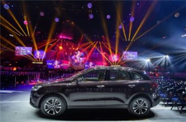 静候在内场的宝沃BX7与光彩夺目的舞台灯光遥相呼应