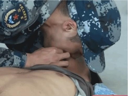 蒋劲夫拼命三夫上热搜 激吻黄子韬男友力爆棚