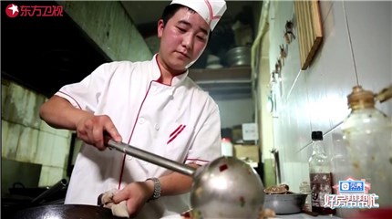 小李在小饭馆工作时场景