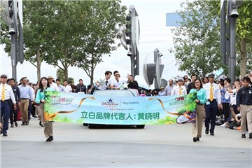 (挑战前的花车领航巡游)