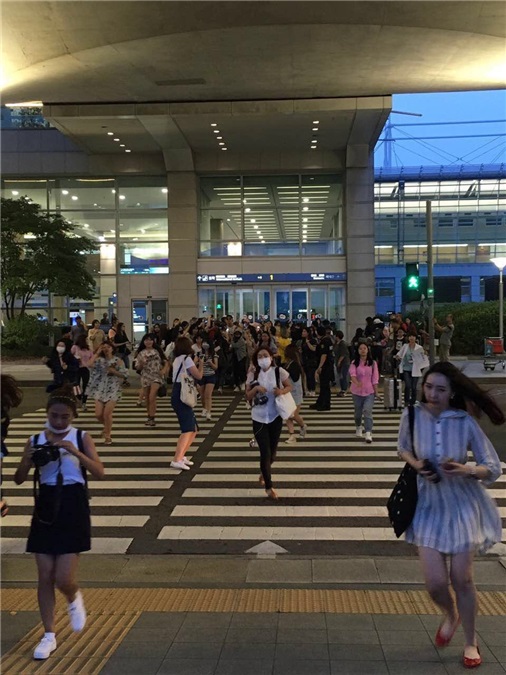 陈伟霆赴韩拍MV人气爆棚 机场遭韩国粉丝围堵