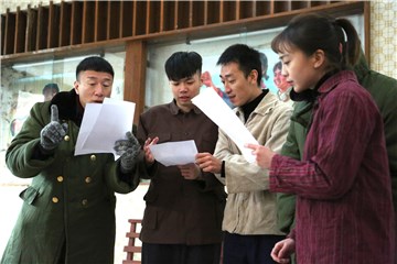 成员们和考生一起排练演出