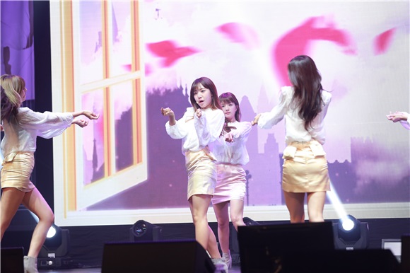 Apink举办《Pink Revolution》Showcase:回归的清纯Idol