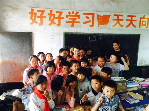 刘赛儿童节回乡做公益 慷慨担负儿童全部学费