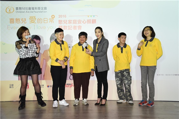 侯佩岑出席公益活动