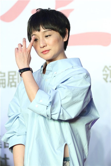 《坏爸爸》北京启动发布会 邵兵深情诠释「坏爸爸」特质2月28日,电影《坏爸爸》在京举办新闻发布会,导演兰城序,编剧陈骥,主要邵兵,孔琳等悉数亮相。华表奖影帝,实力派演员邵兵这些年塑造过无所经典角色。此次加盟《坏爸爸》剧组,邵兵坦言是看中了剧本的主题,这部电影展示了亲情与孝道,与以往的硬汉形象不同,身为两个孩子的父亲,他能更深的体会到一个合格的父亲的辛苦与不易。谈到坏爸爸的特质,邵兵表示「我自己也是两个孩子的父亲,能够深刻体会到一个合格的父亲的辛苦与不易,男人没有孩子的时候还是孩子,当了父亲以后,才感觉身上的责任重大。」邵兵还深情回忆起生活中和儿子相处的趣事,「我前几天去拍戏的时候忘带了手机,结果我12岁的儿子急忙打车把手机送到机场,我说要给他打车钱,他还不要,我一下子就特别感动,他变得特别懂事。」