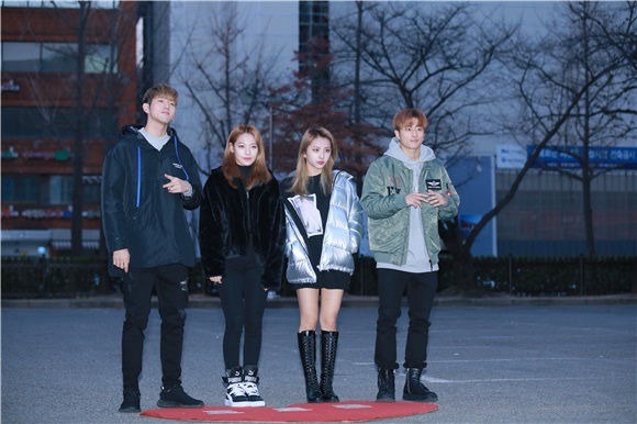 DAY6、KARD、VICTION等参加韩国Music Bank上班路