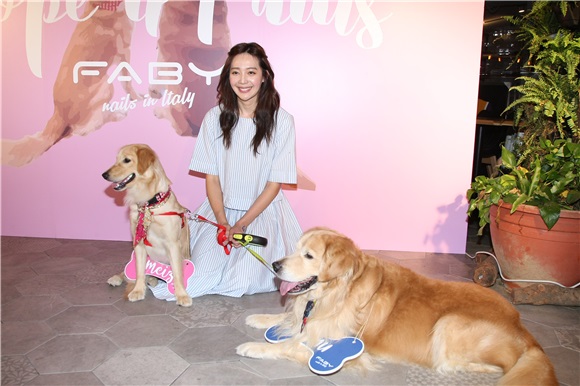 王心恬出席黄金猎犬特调公益指彩记者会