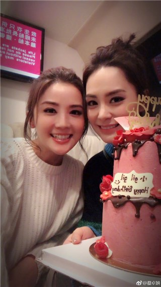 锺欣潼挥别过去与医界王阳明闪婚 微博开评论接受祝福