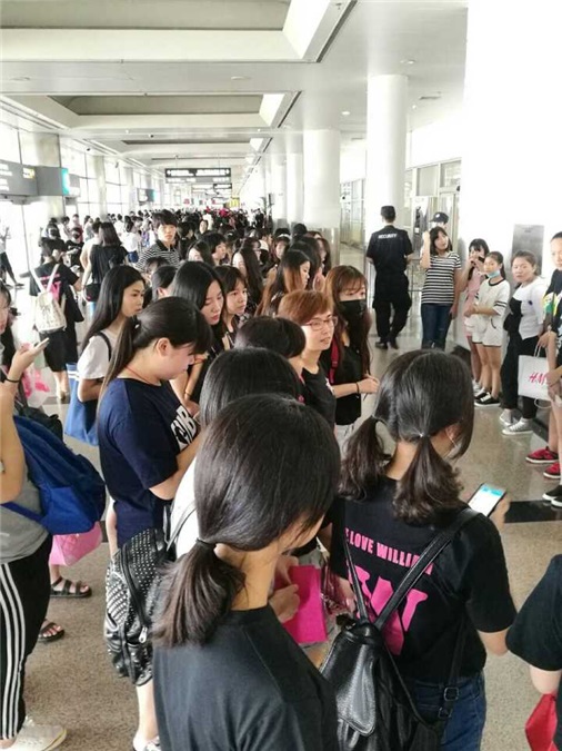 陈伟霆路演遇疯狂粉丝接机 大秀重庆话萌CRY