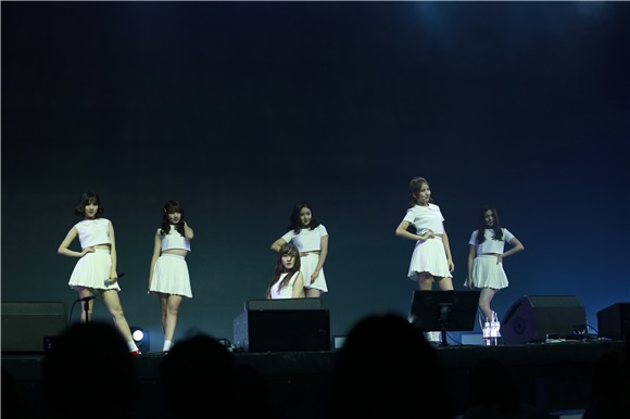 女团GFriend举行首张正规专辑《LOL》发售showcase