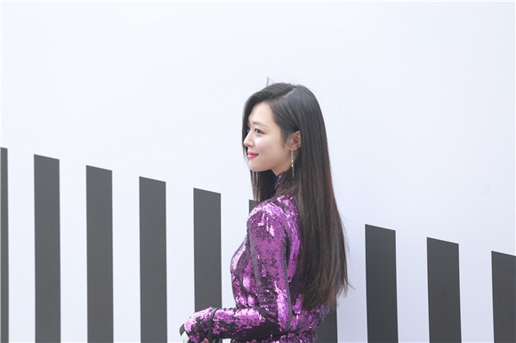 雪莉轻松驾驭亮片裙 崔智友秀大长腿来站台