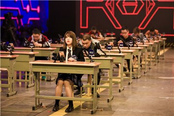 比赛中,葛佳慧冥思苦想