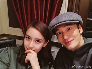 黄晓明为小海绵拼装滑滑梯 穿拖鞋都能秀恩爱太抢镜