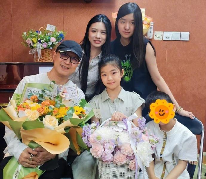 汪峰“四孩三妈”全家福首曝光 带子女力挺醒醒钢琴演出