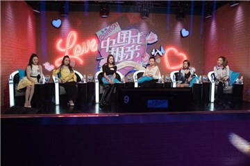 玻璃房中的女生们