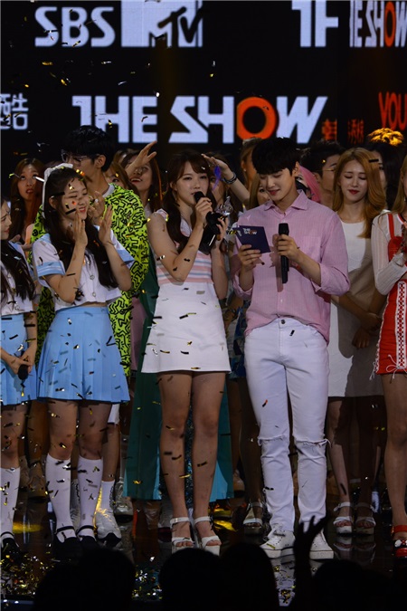 韩国SBS电视台音乐节目「THE SHOW」进行直播