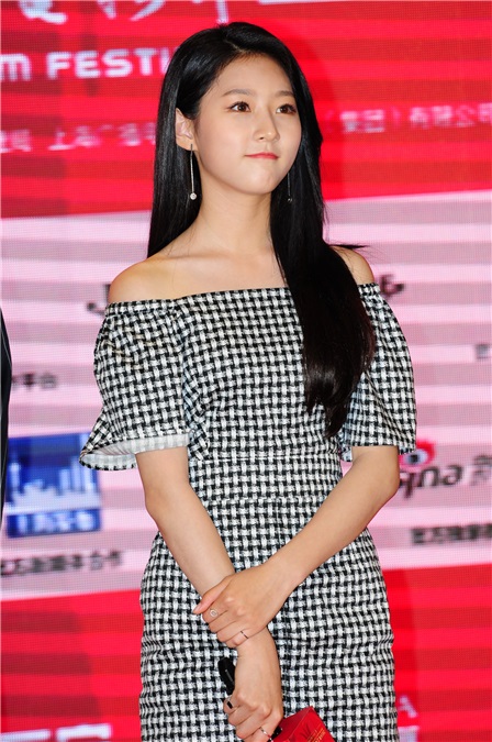 刘昊然出席上海国际电影节《双生》记者会 陈都灵、金赛纶中韩美女同台暗PK