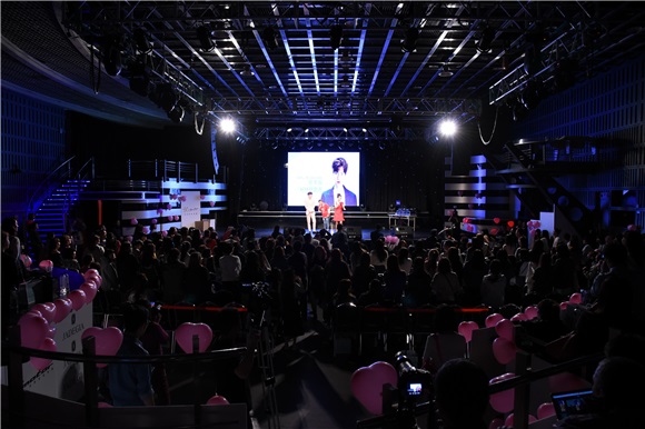 韩星安宰贤出席粉丝见面会