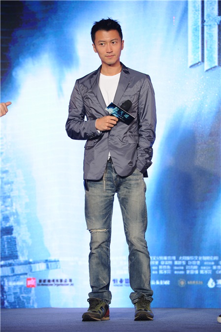 谢霆锋、刘青云亮相《惊天破》发布会 佟丽娅产后复出黑色小礼服身型窈窕