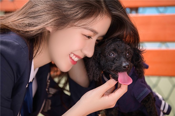 李凯馨开始北电大学生活 与爱犬「亲子装」写真超萌来袭