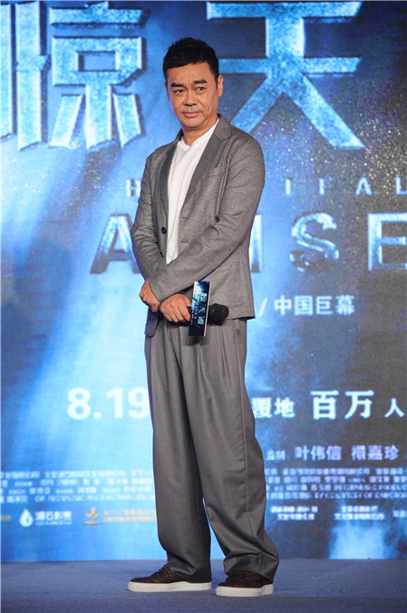 谢霆锋、刘青云亮相《惊天破》发布会 佟丽娅产后复出黑色小礼服身型窈窕