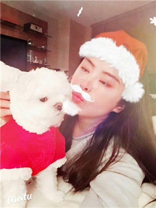 王祖贤抱爱犬卖萌提早过耶诞 女神都不老啊！