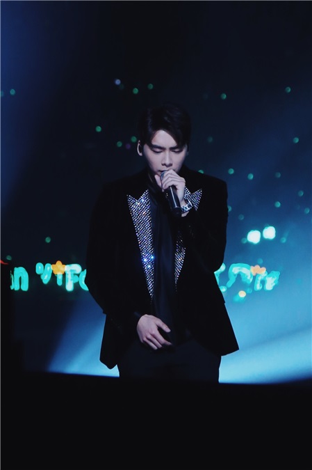 李易峰跨年晚会优雅演绎《角色》 亲创歌词回应所有质疑