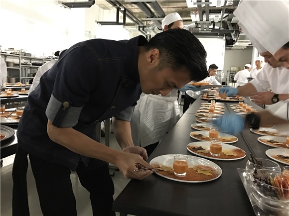 谢霆锋应邀米其林盛宴 跨界大厨介绍中国美食