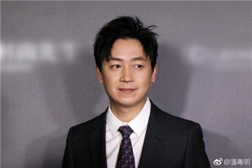 潘粤明晒24年前旧照自侃吃货 网友：超可爱的小小潘
