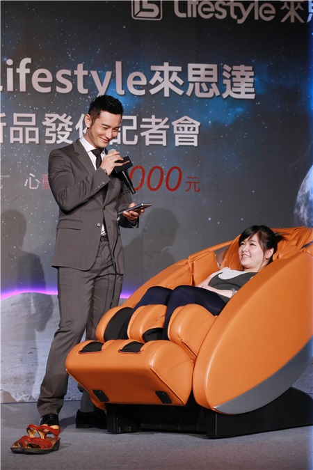 黄晓明代言太空按摩椅
