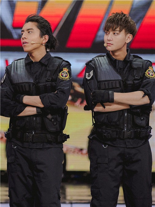 成龙《快本》集结飞虎 王凯黄子韬王大陆上演制服诱惑