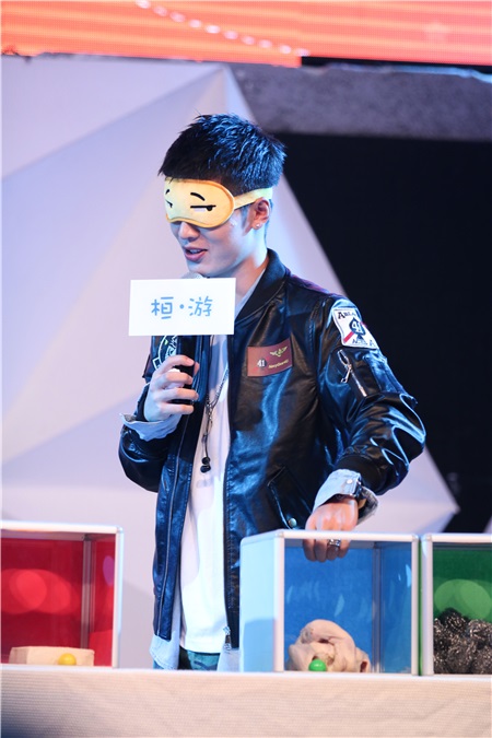 宁桓宇生日会与粉丝亲密互动 神秘嘉宾现身送祝福
