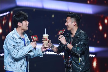 谢霆锋送周杰伦“锋味奶茶”