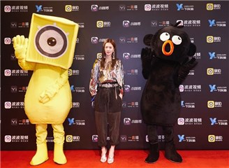 谭维维亮相红毯