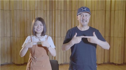 (网易音乐人木小雅与腾格尔共同演绎《可能否》手势舞)
