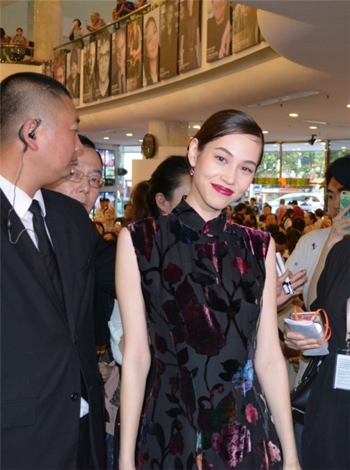 水原希子中式旗袍加身优雅俏皮 上海方言与影迷幽默互动