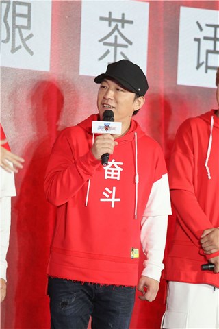黄渤在发布会上