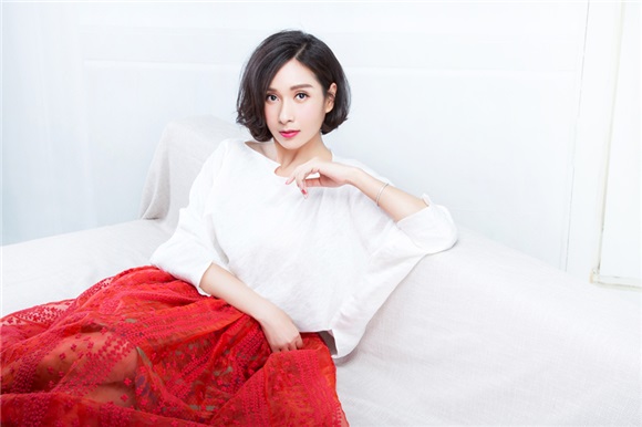 杨恭如曝端午节大片 优雅红裙更显气质高贵
