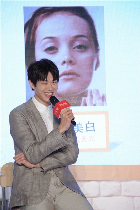 暖男魏大勋表示会认真做自己