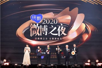 航天杰出人物在台上
